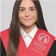 Hola, mi nombre es Lucía, tengo 21 años, estudio Derecho en la UV, tengo experiencia dando clases particulares en primaria , ESO y bachillerato, también he cuidado a niños y he sido voluntaria en un centro con personas discapacitadas